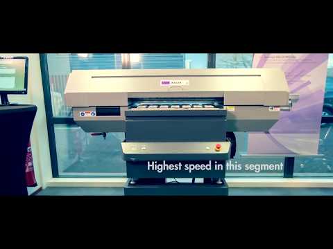Großformatiger LED-UV Flachbettdrucker  Signracer  3116 von SIGNRACER den Druckvorgang