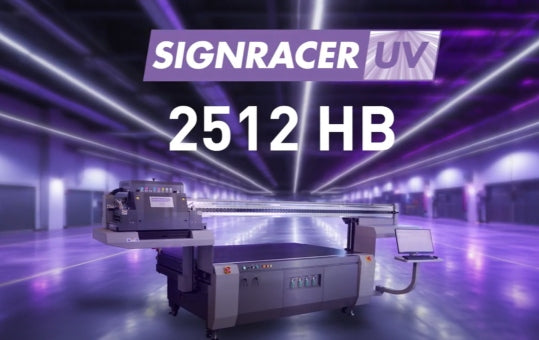 Video laden: Grossformatiger Industriedrucker Signracer 2512 speziell für hohe Produkte. Deswegen ist dieser gut für die Bedruckung von Holz- und Kunststoffkisten geeignet.